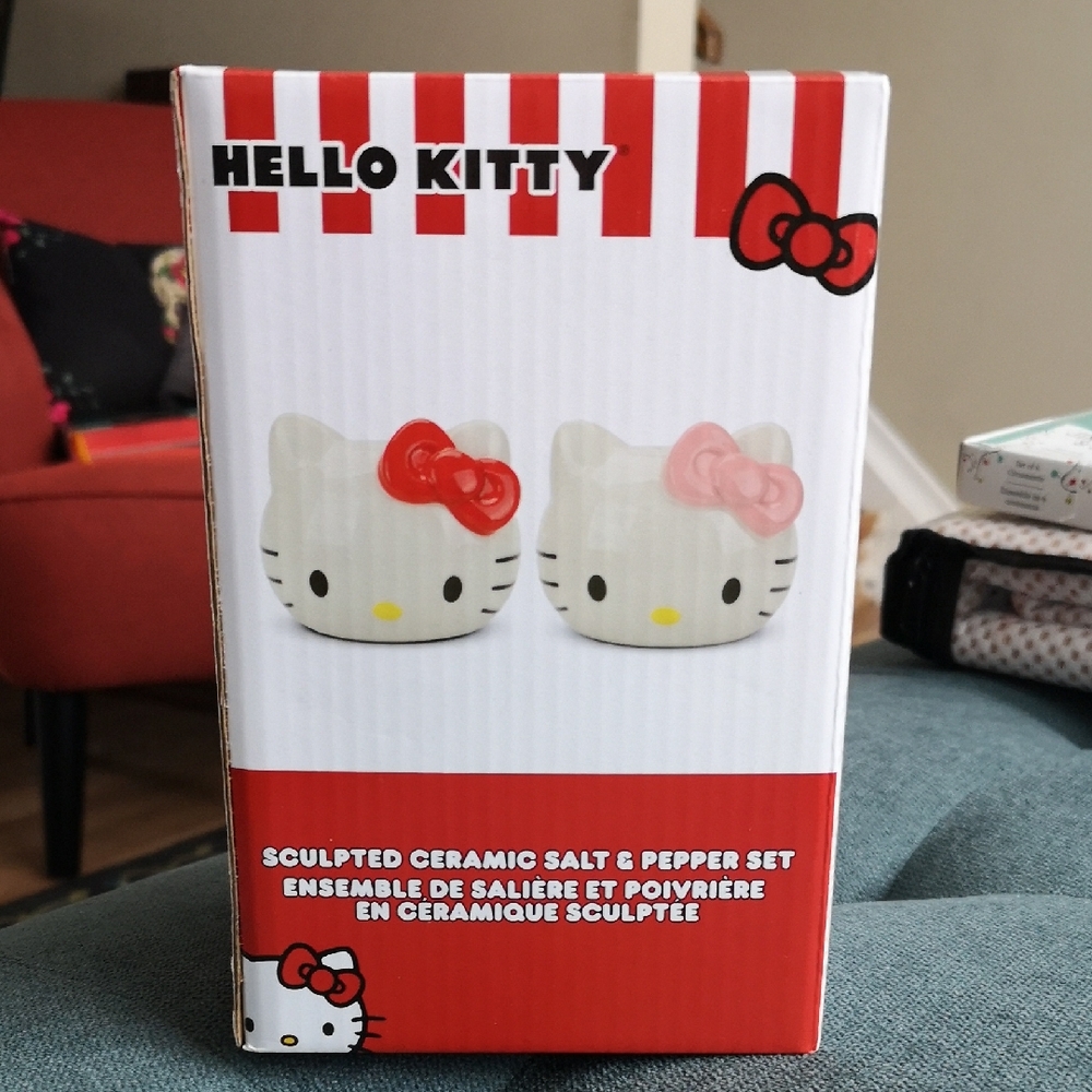Hello Kitty Red and Pink Bow Ceramic Salt And Pepper Shakers Set New In Box